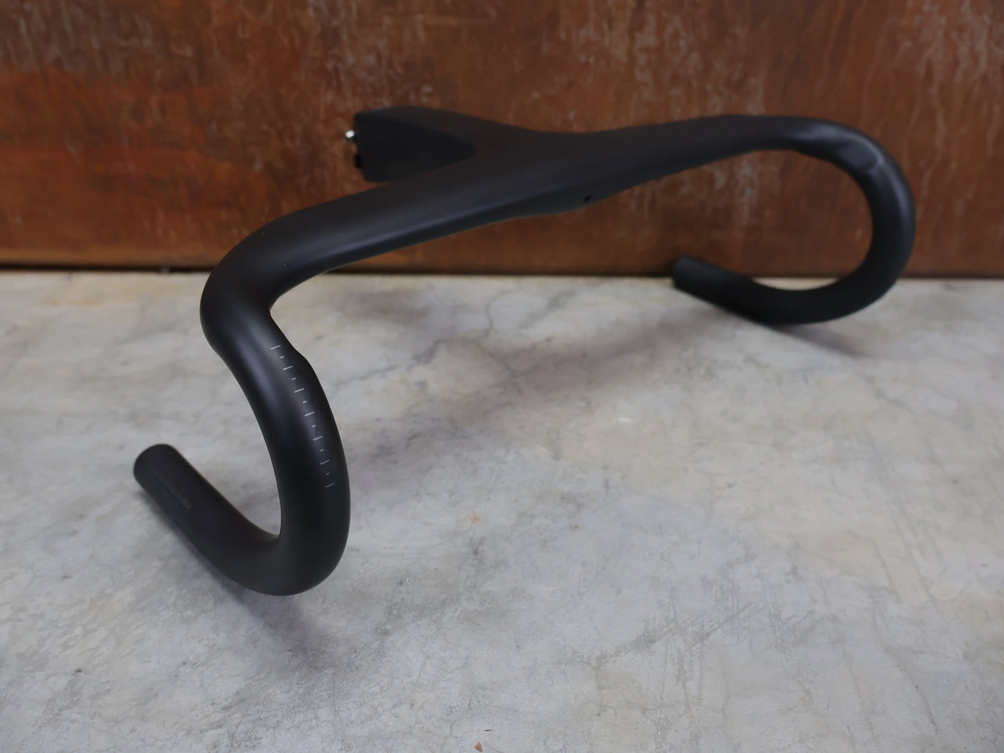 Lenker von Trek, BONTRAGER AEOLUS RSL VR - C – PRO TEAM BARSTEM 400/400 × 140 MM – LIDL - TREK SONDERANFERTIGUNG vor USEDBIKES - OB.DE Hintergrund