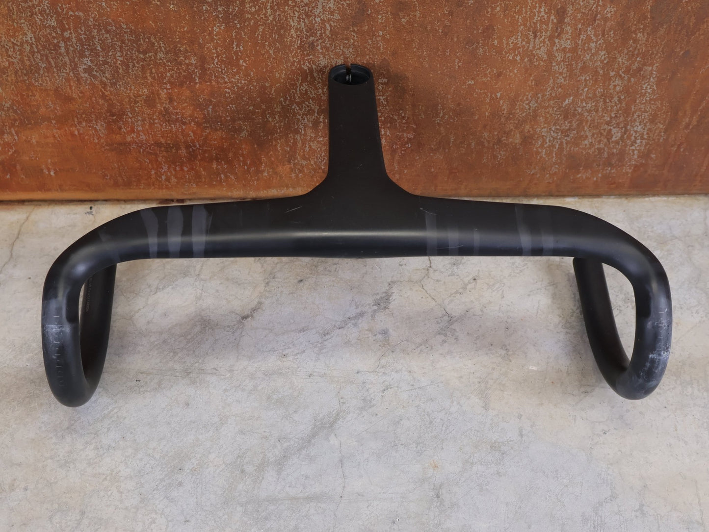 Lenker von Trek, BONTRAGER AEOLUS RSL VR - C – PRO TEAM BARSTEM 400/400 × 140 MM – LIDL - TREK SONDERANFERTIGUNG vor USEDBIKES - OB.DE Hintergrund