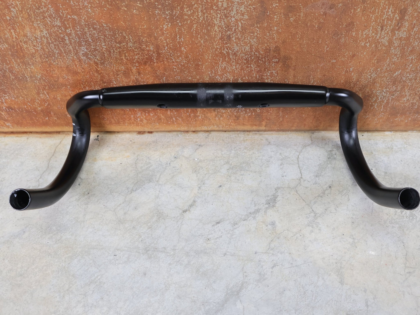 Lenker von Bontrager, BONTRAGER AERO PRO CARBON RENNRAD LENKER 370 / 400MM vor USEDBIKES - OB.DE Hintergrund