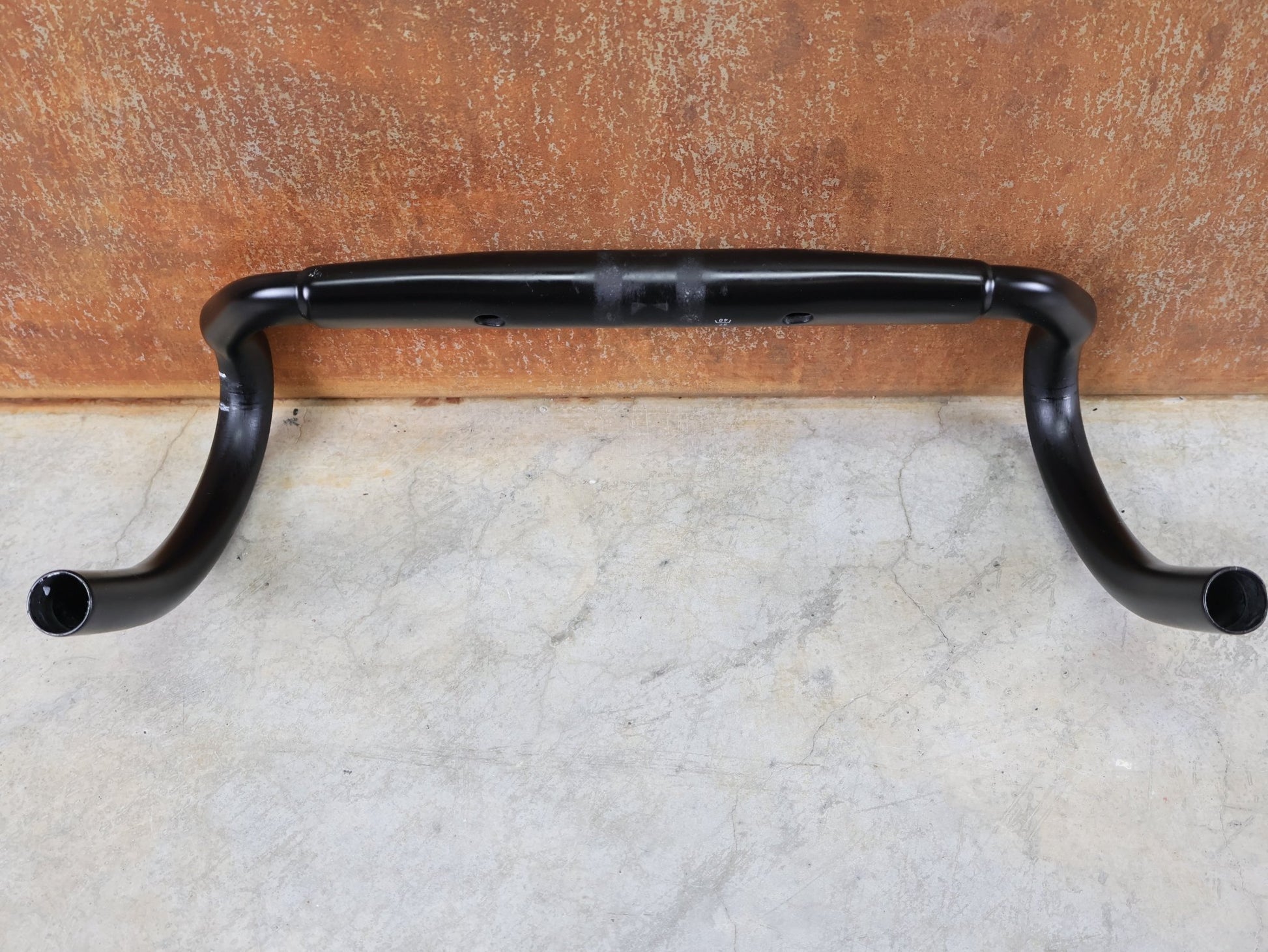 Lenker von Bontrager, BONTRAGER AERO PRO CARBON RENNRAD LENKER 370 / 400MM vor USEDBIKES - OB.DE Hintergrund