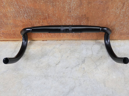 Lenker von Bontrager, BONTRAGER AERO PRO CARBON RENNRAD LENKER 370 / 400MM vor USEDBIKES - OB.DE Hintergrund