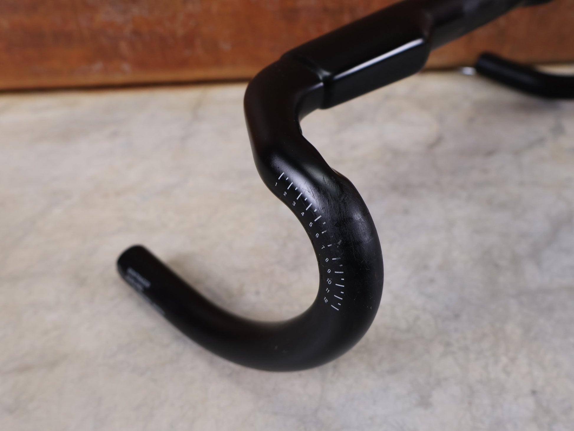 Lenker von Bontrager, BONTRAGER AERO PRO CARBON RENNRAD LENKER 370 / 400MM vor USEDBIKES - OB.DE Hintergrund