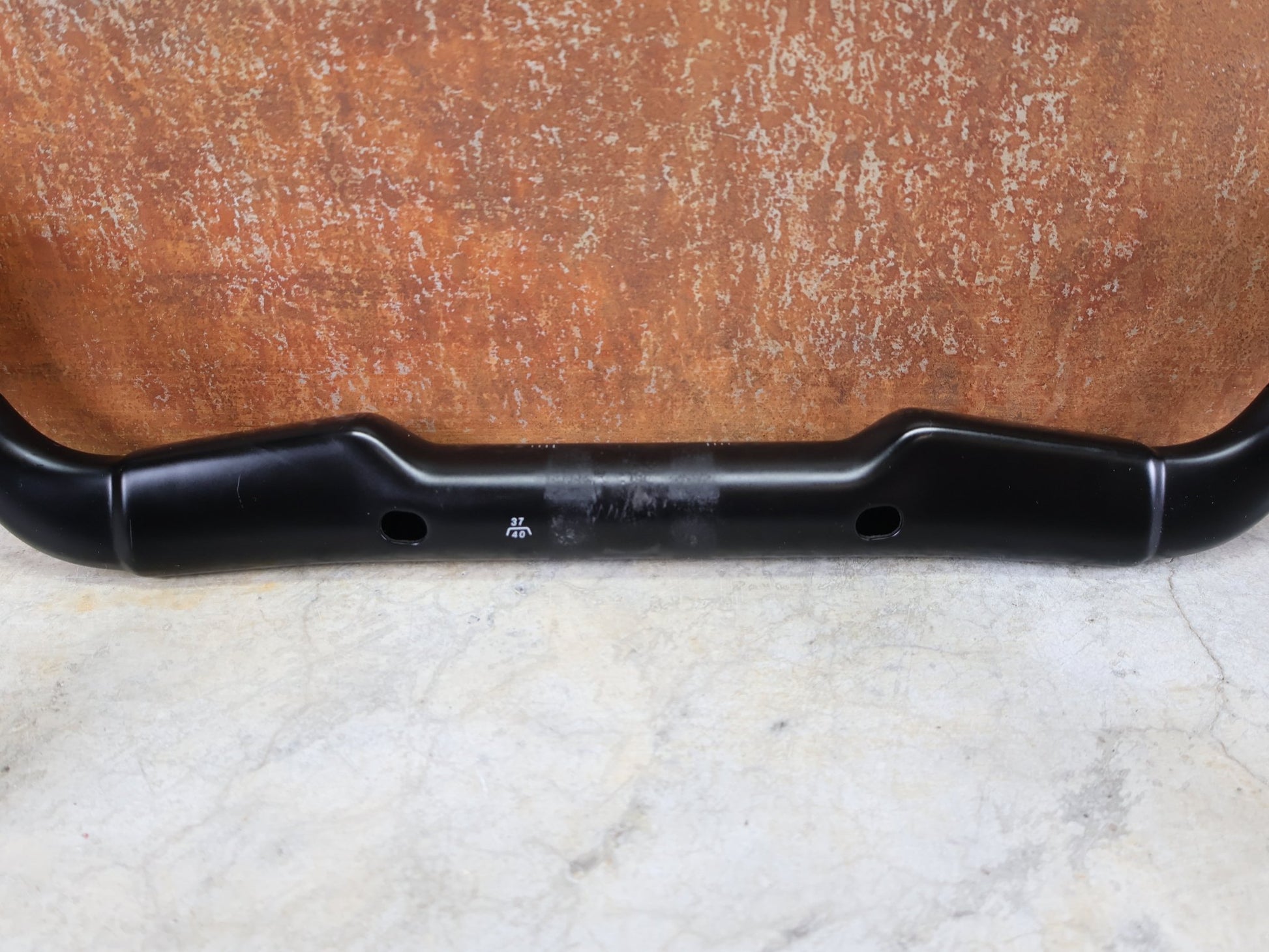 Lenker von Bontrager, BONTRAGER AERO PRO CARBON RENNRAD LENKER 370 / 400MM vor USEDBIKES - OB.DE Hintergrund