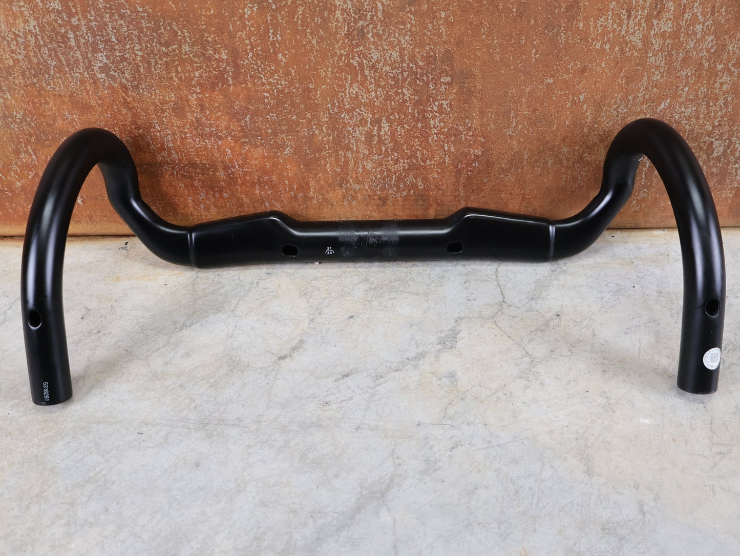 Lenker von Bontrager, BONTRAGER AERO PRO CARBON RENNRAD LENKER 370 / 400MM vor USEDBIKES - OB.DE Hintergrund