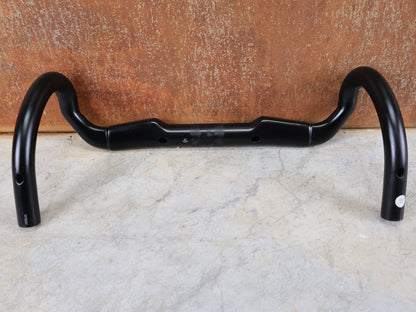 Lenker von Bontrager, BONTRAGER AERO PRO CARBON RENNRAD LENKER 370 / 400MM vor USEDBIKES - OB.DE Hintergrund