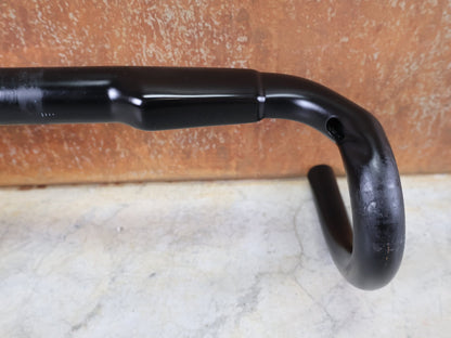 Lenker von Bontrager, BONTRAGER AERO PRO CARBON RENNRAD LENKER 370 / 400MM vor USEDBIKES - OB.DE Hintergrund