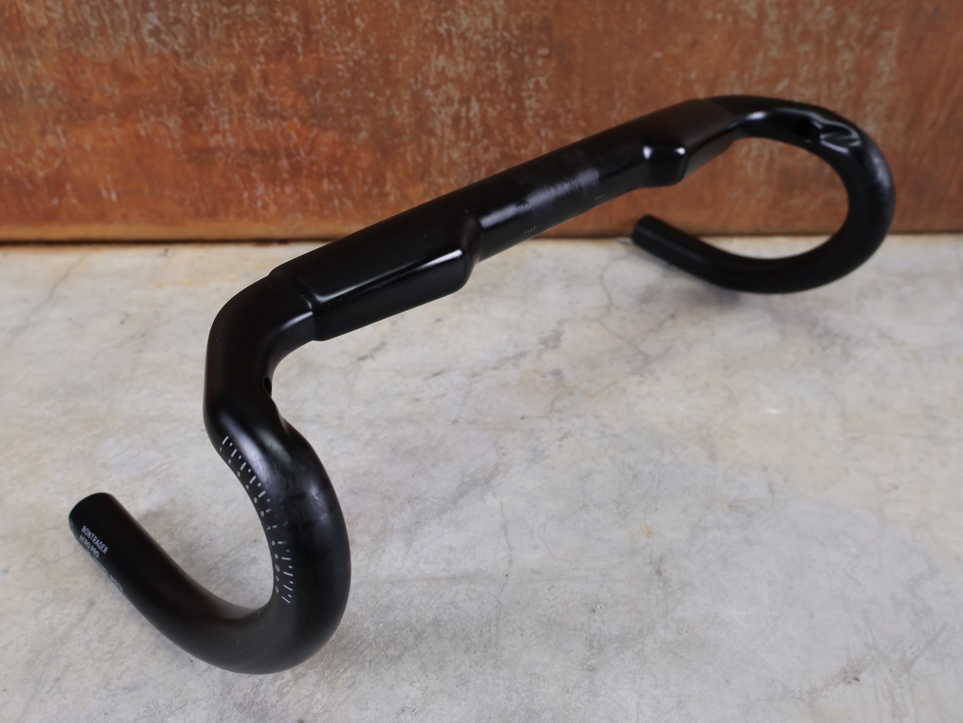 Lenker von Bontrager, BONTRAGER AERO PRO CARBON RENNRAD LENKER 370 / 400MM vor USEDBIKES - OB.DE Hintergrund
