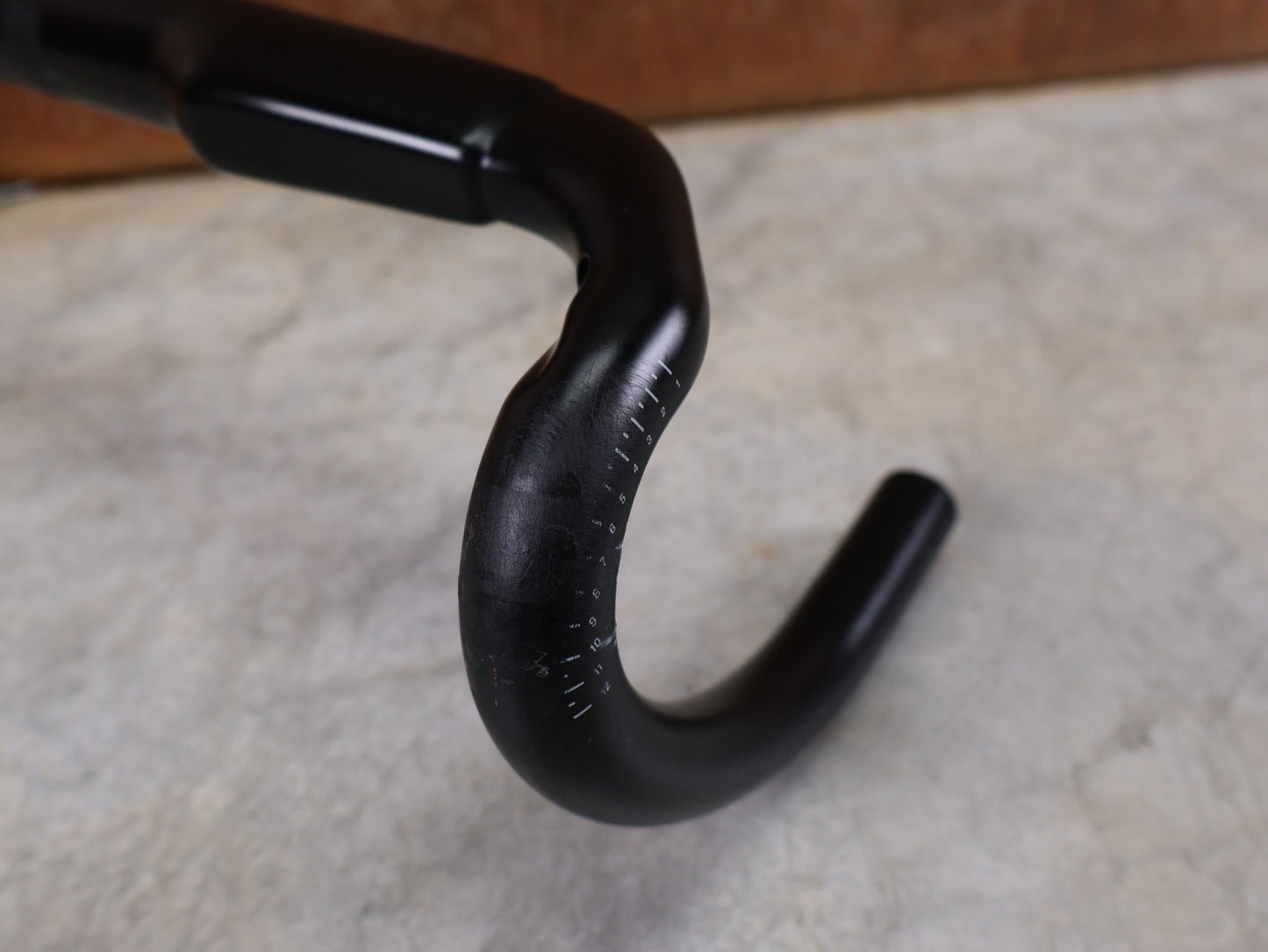 Lenker von Bontrager, BONTRAGER AERO PRO CARBON RENNRAD LENKER 370 / 400MM vor USEDBIKES - OB.DE Hintergrund