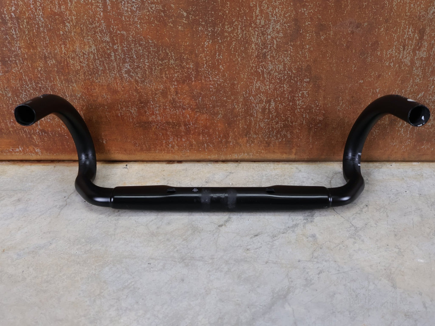 Lenker von Bontrager, BONTRAGER AERO PRO CARBON RENNRAD LENKER 370 / 400MM vor USEDBIKES - OB.DE Hintergrund