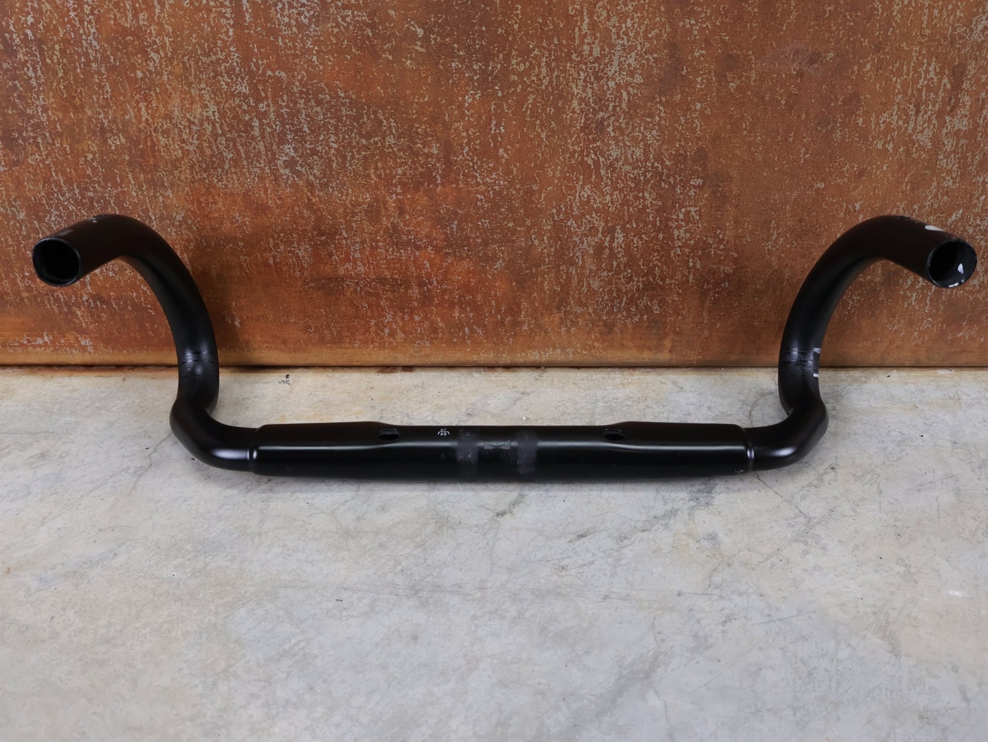 Lenker von Bontrager, BONTRAGER AERO PRO CARBON RENNRAD LENKER 370 / 400MM vor USEDBIKES - OB.DE Hintergrund