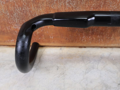 Lenker von Bontrager, BONTRAGER AERO PRO CARBON RENNRAD LENKER 370 / 400MM vor USEDBIKES - OB.DE Hintergrund