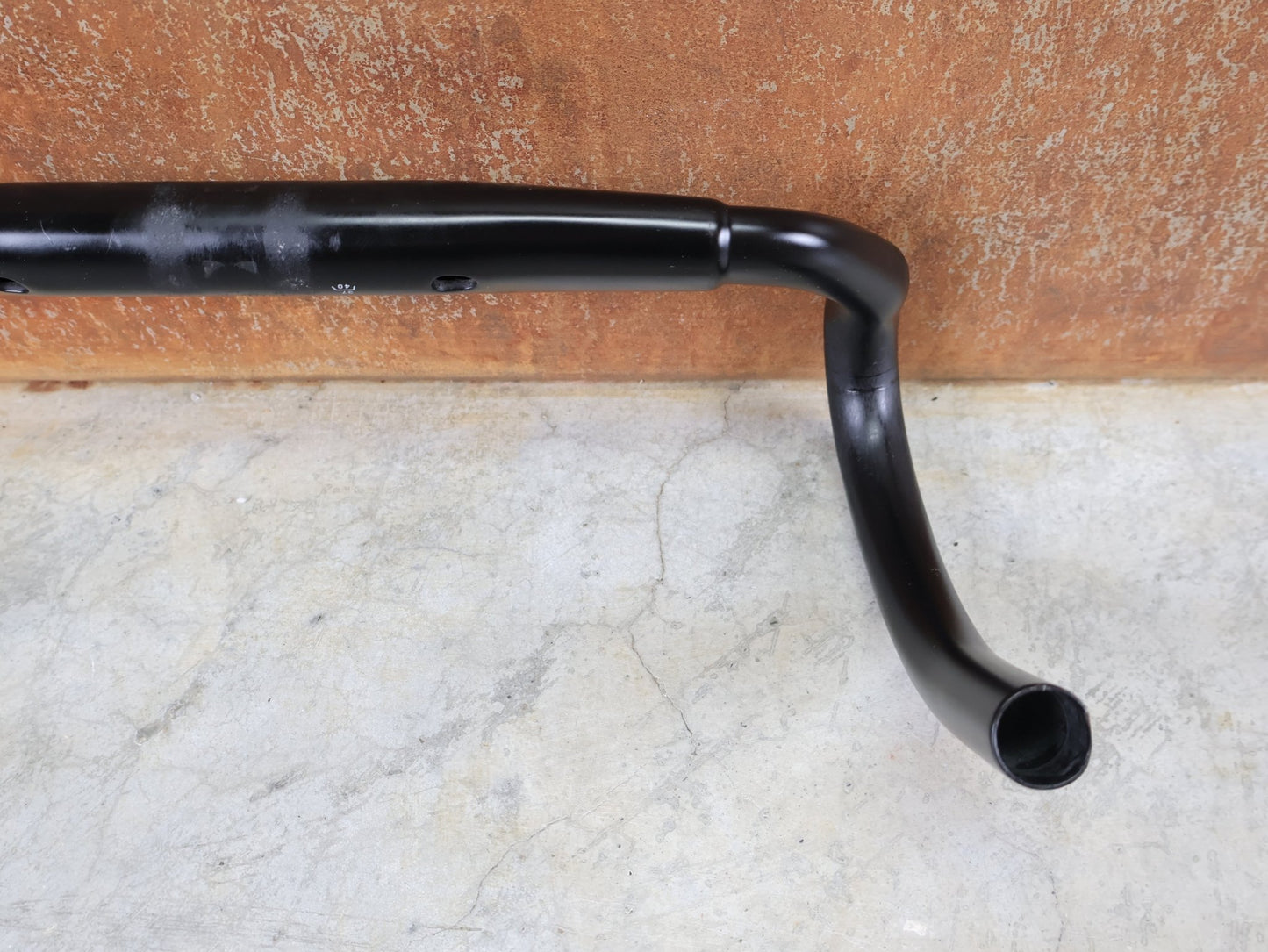 Lenker von Bontrager, BONTRAGER AERO PRO CARBON RENNRAD LENKER 370 / 400MM vor USEDBIKES - OB.DE Hintergrund