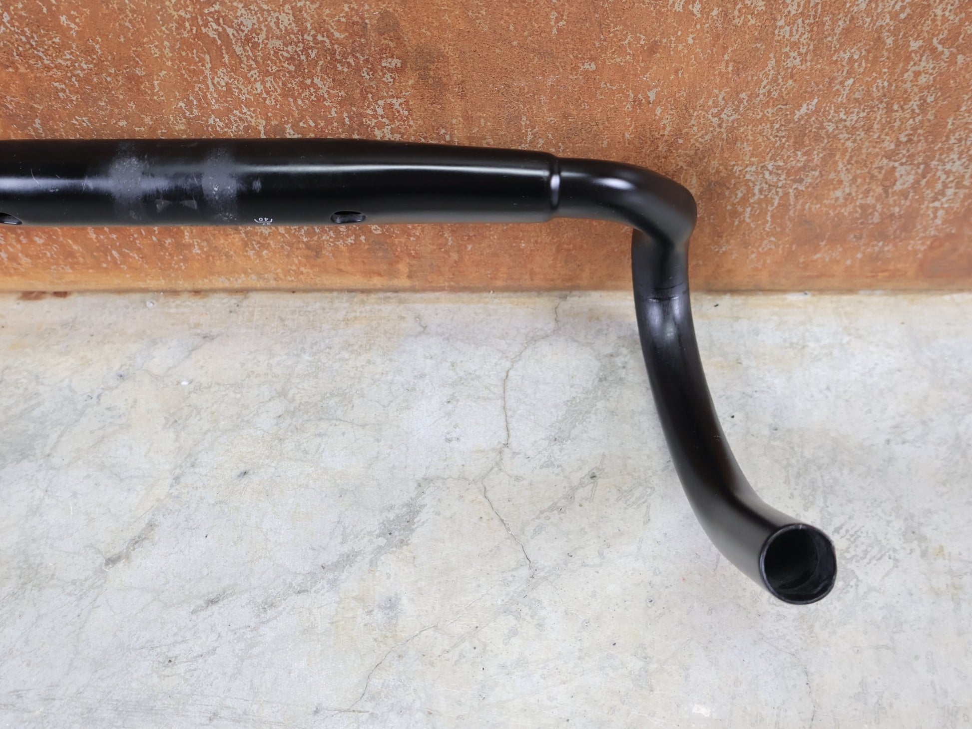 Lenker von Bontrager, BONTRAGER AERO PRO CARBON RENNRAD LENKER 370 / 400MM vor USEDBIKES - OB.DE Hintergrund