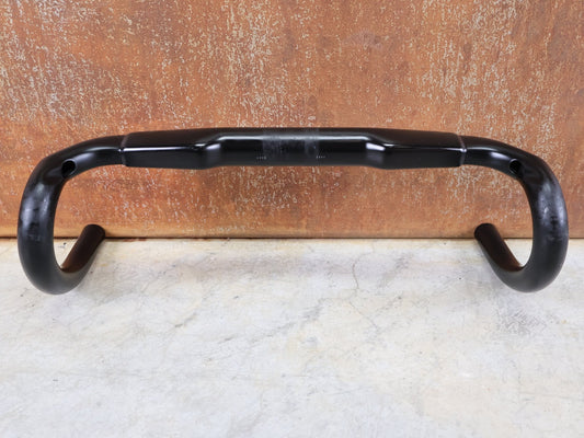 Lenker von Bontrager, BONTRAGER AERO PRO CARBON RENNRAD LENKER 370 / 400MM vor USEDBIKES - OB.DE Hintergrund