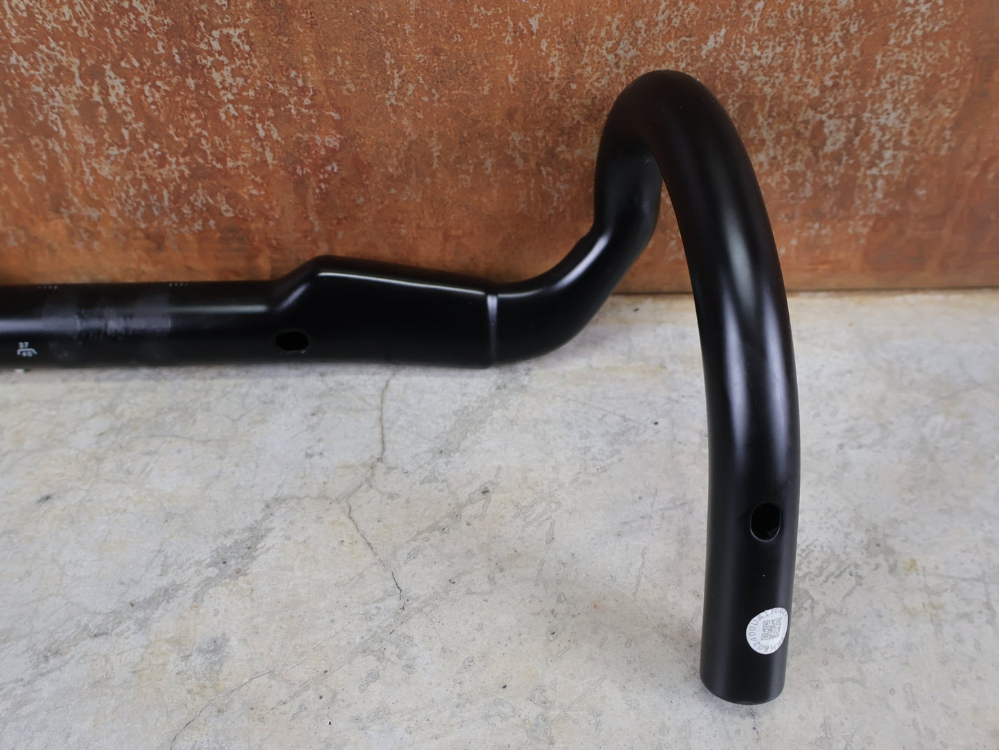 Lenker von Bontrager, BONTRAGER AERO PRO CARBON RENNRAD LENKER 370 / 400MM vor USEDBIKES - OB.DE Hintergrund