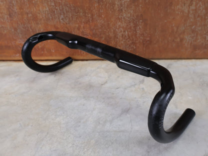 Lenker von Bontrager, BONTRAGER AERO PRO CARBON RENNRAD LENKER 370 / 400MM vor USEDBIKES - OB.DE Hintergrund