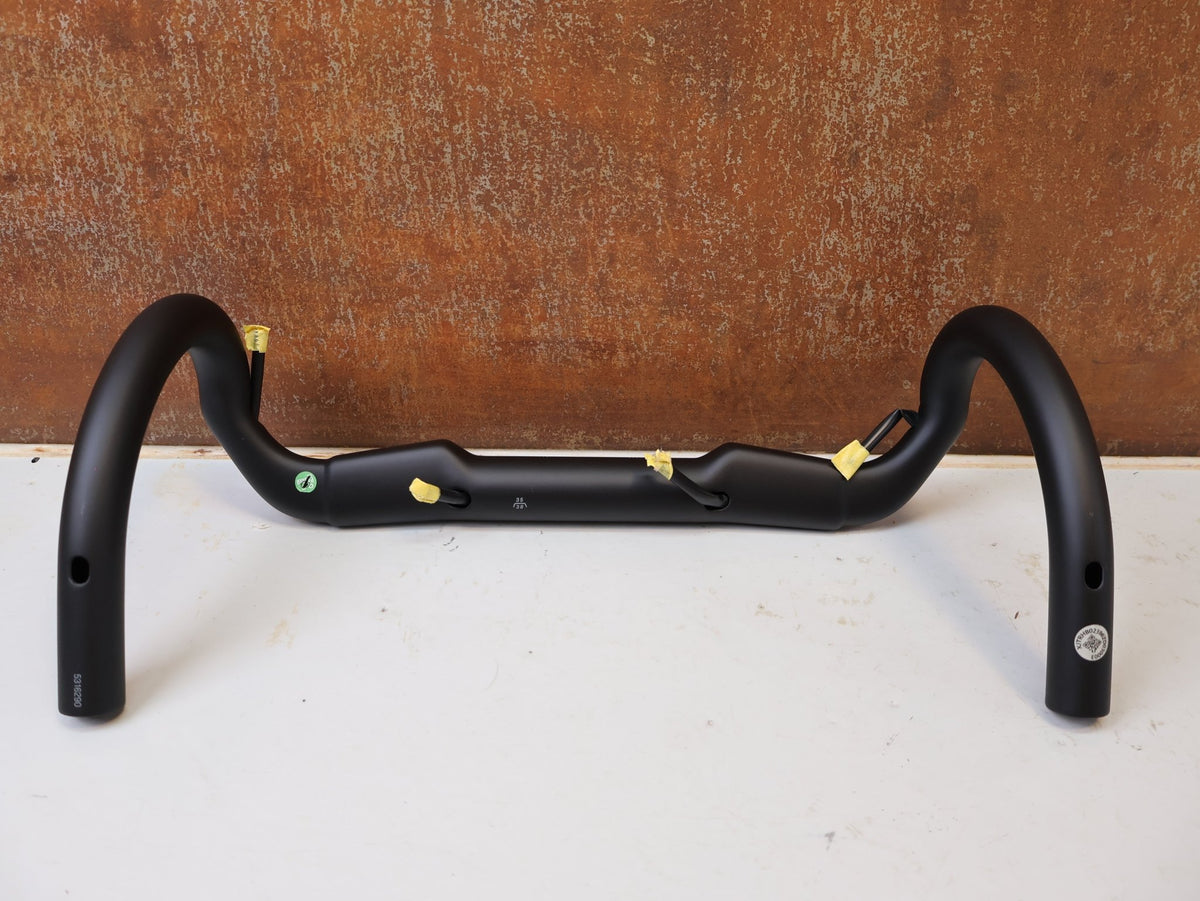 Lenker von Bontrager, BONTRAGER Aero Pro Carbon Rennradlenker 31.8mm vor USEDBIKES-OB.DE Hintergrund