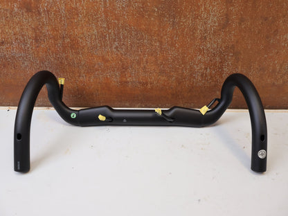 Lenker von Bontrager, BONTRAGER Aero Pro Carbon Rennradlenker 31.8mm vor USEDBIKES-OB.DE Hintergrund