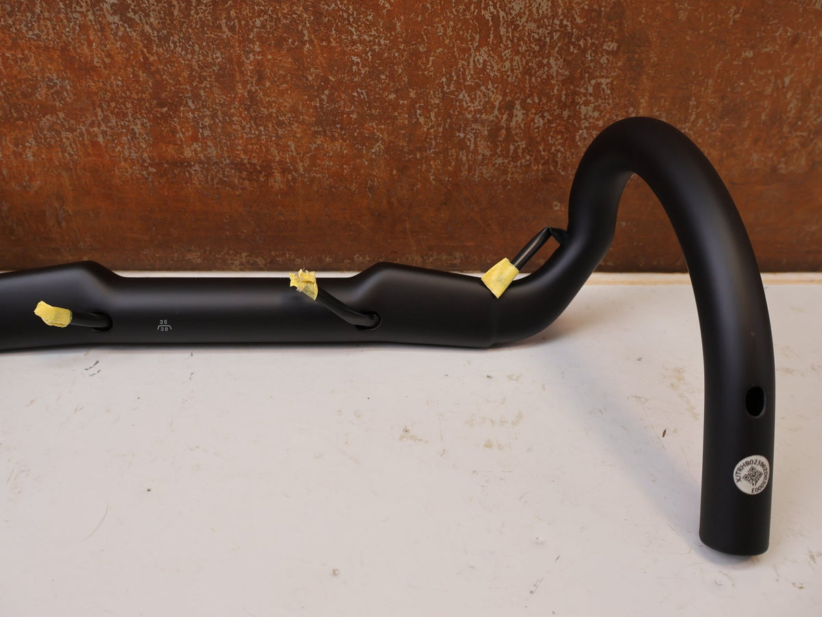 Lenker von Bontrager, BONTRAGER Aero Pro Carbon Rennradlenker 31.8mm vor USEDBIKES-OB.DE Hintergrund