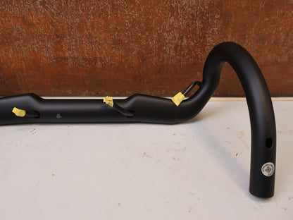 Lenker von Bontrager, BONTRAGER Aero Pro Carbon Rennradlenker 31.8mm vor USEDBIKES-OB.DE Hintergrund