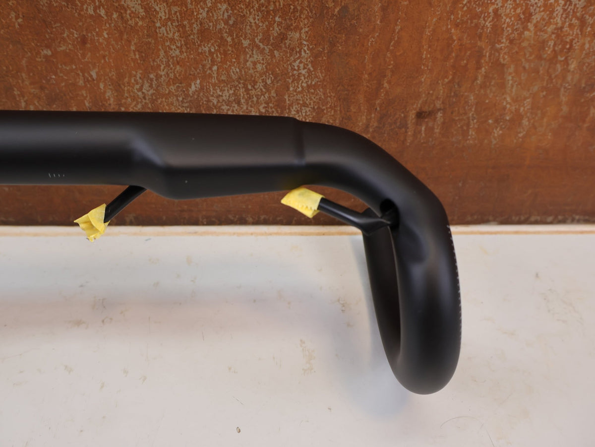 Lenker von Bontrager, BONTRAGER Aero Pro Carbon Rennradlenker 31.8mm vor USEDBIKES-OB.DE Hintergrund