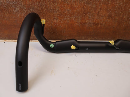 Lenker von Bontrager, BONTRAGER Aero Pro Carbon Rennradlenker 31.8mm vor USEDBIKES-OB.DE Hintergrund