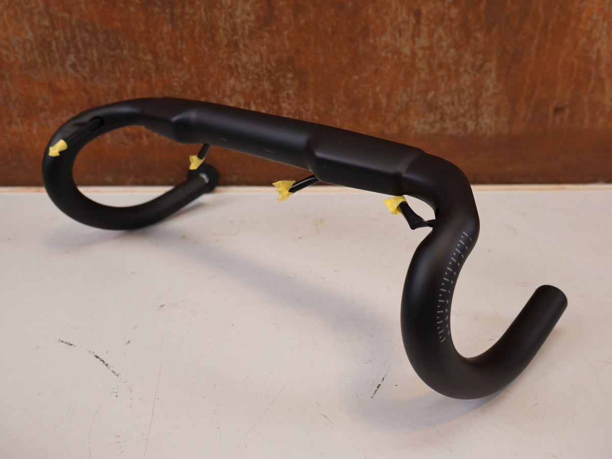 Lenker von Bontrager, BONTRAGER Aero Pro Carbon Rennradlenker 31.8mm vor USEDBIKES-OB.DE Hintergrund