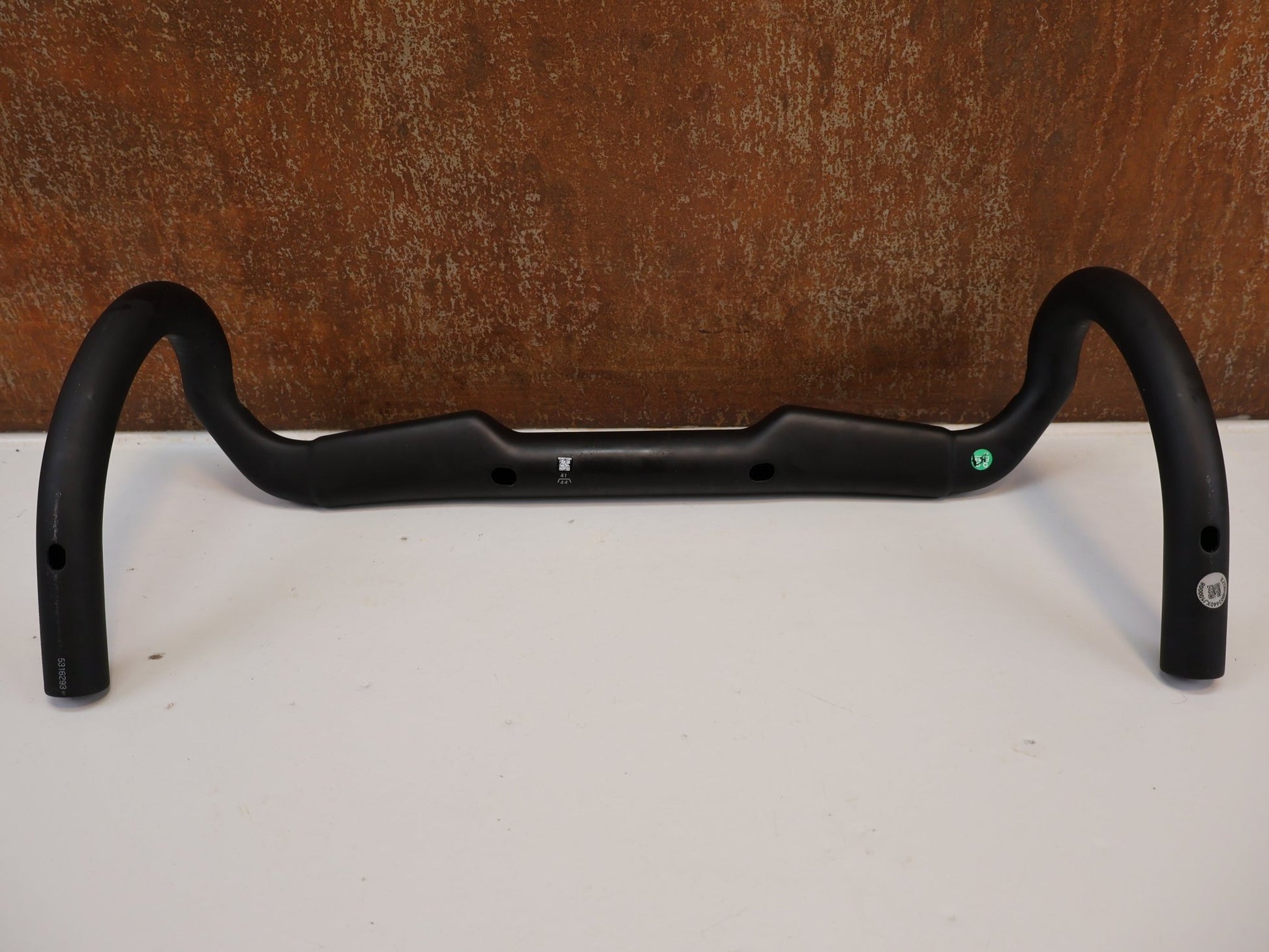 Lenker von Trek, BONTRAGER AERO PRO CARBON RENNRADLENKER / 410 - 440 MM vor USEDBIKES - OB.DE Hintergrund