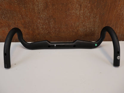 Lenker von Trek, BONTRAGER AERO PRO CARBON RENNRADLENKER / 410 - 440 MM vor USEDBIKES - OB.DE Hintergrund