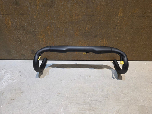 Lenker von Bontrager, BONTRAGER AERO PRO RENNRAD LENKER 390/420MM vor USEDBIKES - OB.DE Hintergrund