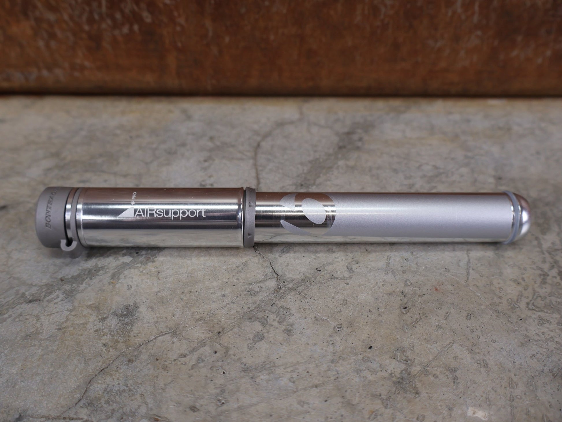 Luftpumpen & Werkzeug von Bontrager, BONTRAGER AIR SUPPORT HP PRO S / RENNRADPUMPE / PRESTA / SILBER / 120 G vor USEDBIKES - OB.DE Hintergrund