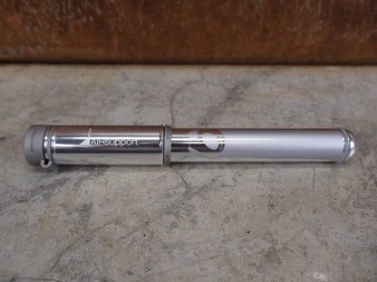 Luftpumpen & Werkzeug von Bontrager, BONTRAGER AIR SUPPORT HP PRO S / RENNRADPUMPE / PRESTA / SILBER / 120 G vor USEDBIKES - OB.DE Hintergrund