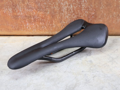 Sattel von Bontrager, BONTRAGER AJNA PRO CARBON SATTEL / DAMEN – CARBONSTREBEN – 270 × 144 MM vor USEDBIKES - OB.DE Hintergrund