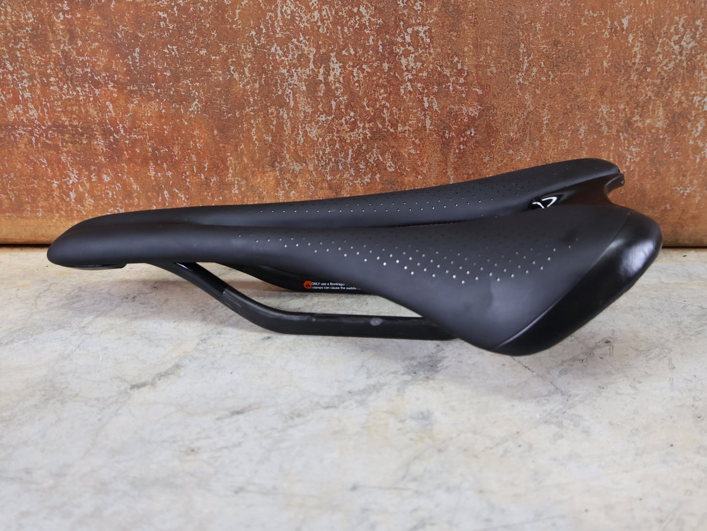 Sattel von Bontrager, BONTRAGER AJNA PRO CARBON SATTEL / DAMEN – CARBONSTREBEN – 270 × 144 MM vor USEDBIKES - OB.DE Hintergrund