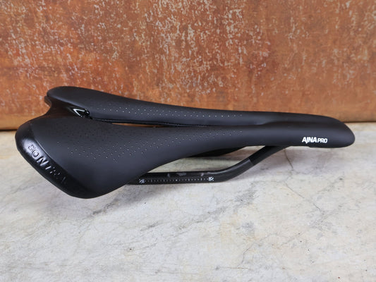 Sattel von Bontrager, BONTRAGER AJNA PRO CARBON SATTEL / DAMEN – CARBONSTREBEN – 270 × 144 MM vor USEDBIKES - OB.DE Hintergrund