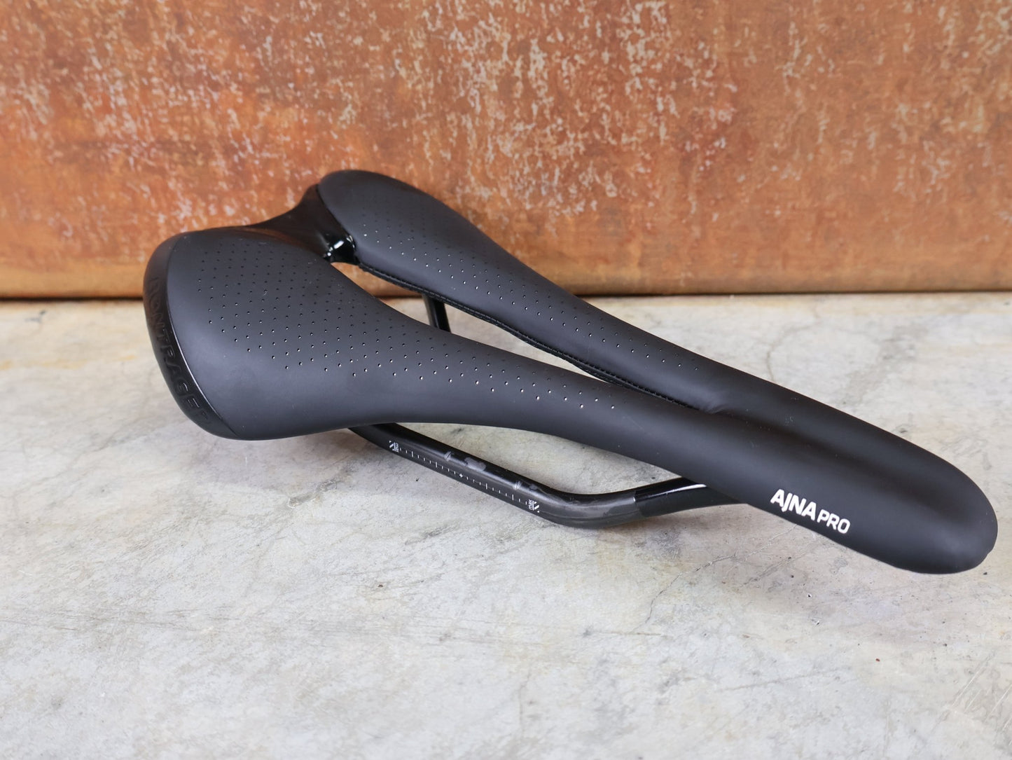 Sattel von Bontrager, BONTRAGER AJNA PRO CARBON SATTEL / DAMEN – CARBONSTREBEN – 270 × 144 MM vor USEDBIKES - OB.DE Hintergrund