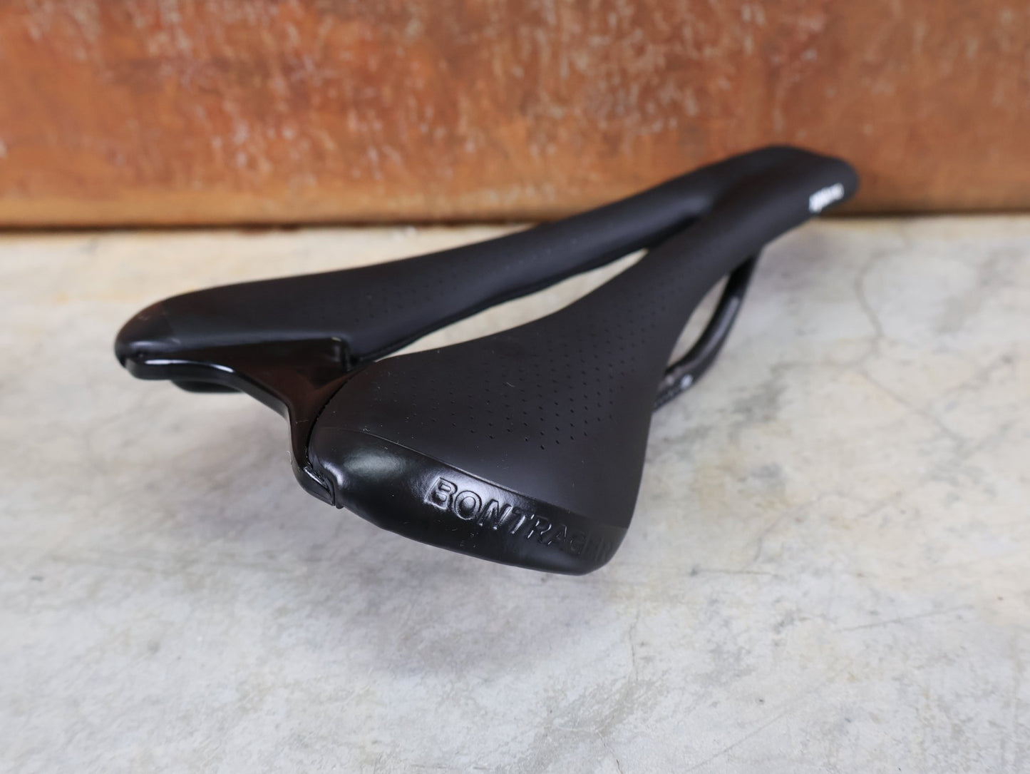 Sattel von Bontrager, BONTRAGER AJNA PRO CARBON SATTEL / DAMEN – CARBONSTREBEN – 270 × 144 MM vor USEDBIKES - OB.DE Hintergrund