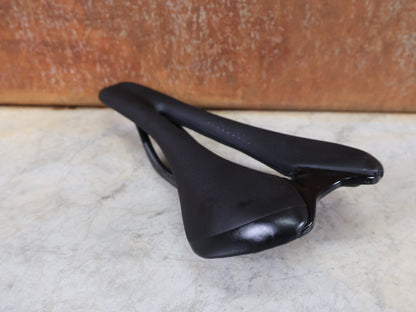 Sattel von Bontrager, BONTRAGER AJNA PRO CARBON SATTEL / DAMEN – CARBONSTREBEN – 270 × 144 MM vor USEDBIKES - OB.DE Hintergrund