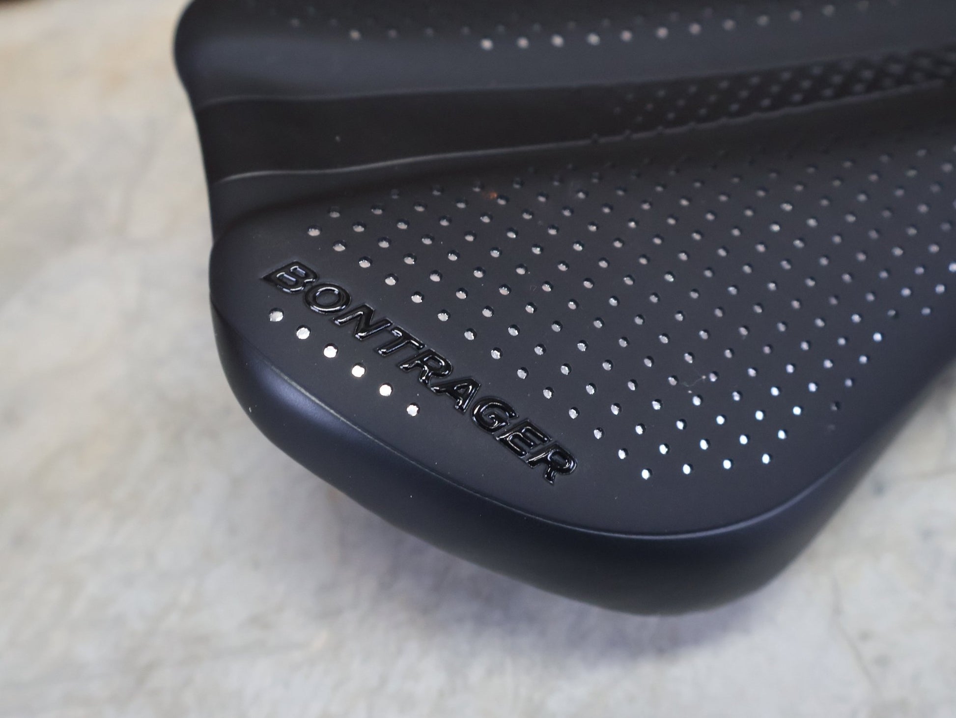 Sattel von Bontrager, BONTRAGER ARVADA PRO SATTEL SCHWARZ 270X138 MM vor USEDBIKES - OB.DE Hintergrund