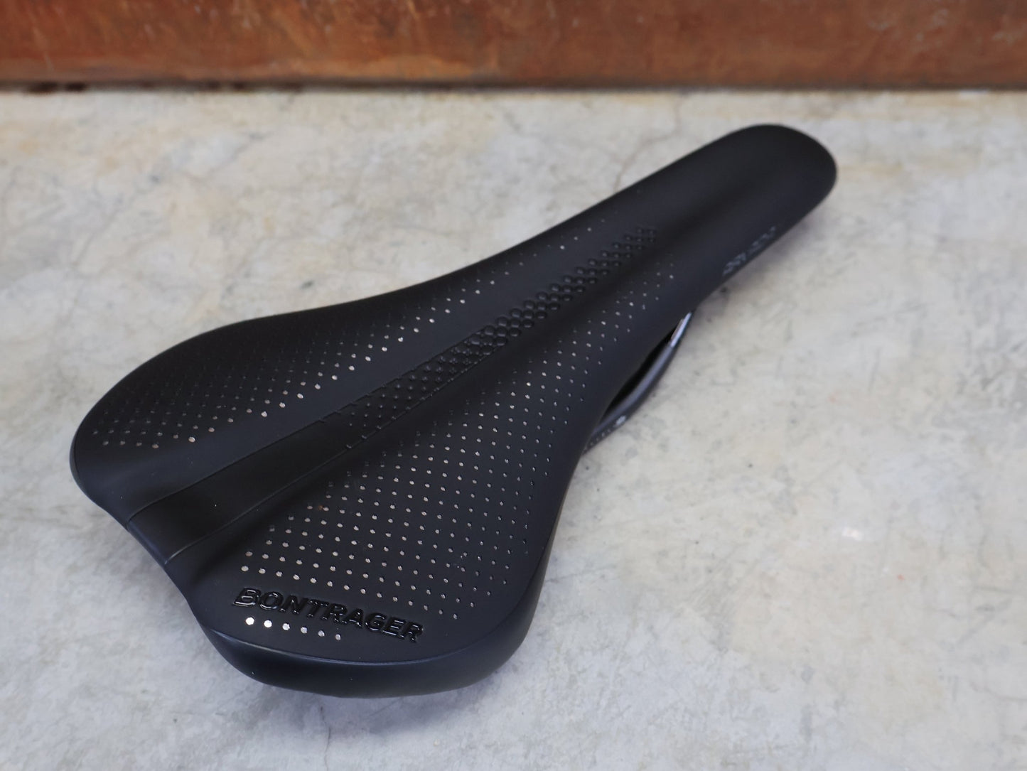 Sattel von Bontrager, BONTRAGER ARVADA PRO SATTEL SCHWARZ 270X138 MM vor USEDBIKES - OB.DE Hintergrund