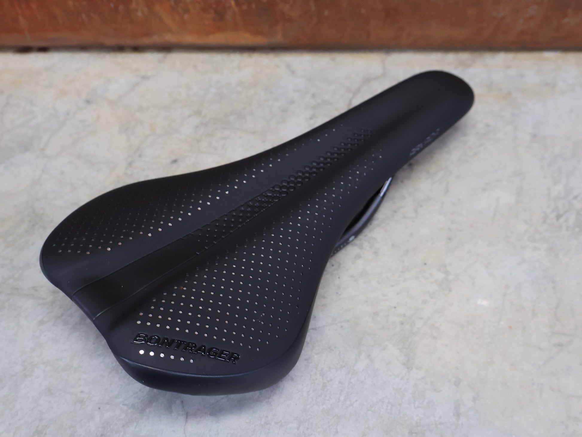 Sattel von Bontrager, BONTRAGER ARVADA PRO SATTEL SCHWARZ 270X138 MM vor USEDBIKES - OB.DE Hintergrund