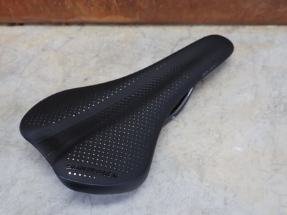 Sattel von Bontrager, BONTRAGER ARVADA PRO SATTEL SCHWARZ 270X138 MM vor USEDBIKES - OB.DE Hintergrund