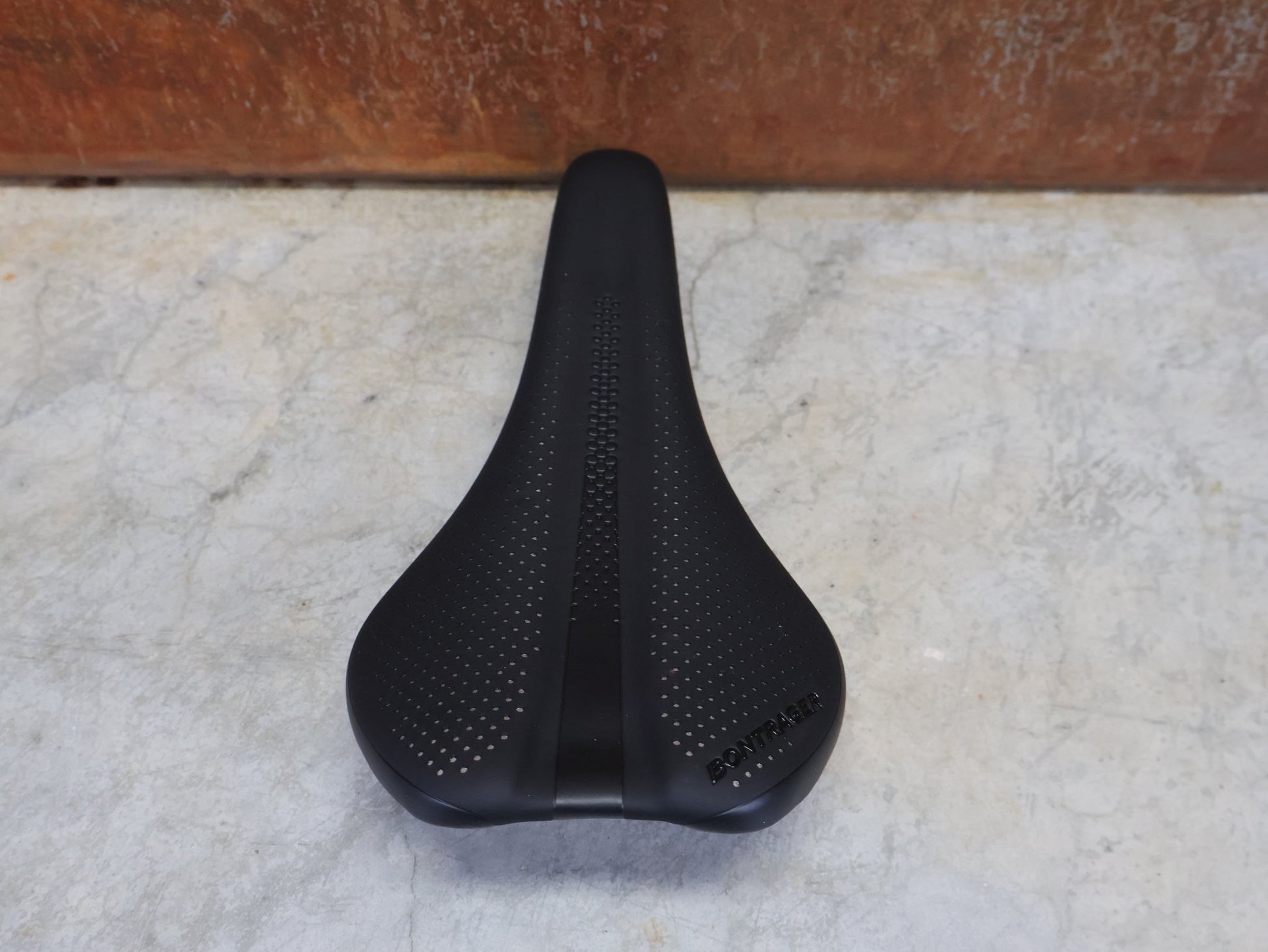 Sattel von Bontrager, BONTRAGER ARVADA PRO SATTEL SCHWARZ 270X138 MM vor USEDBIKES - OB.DE Hintergrund