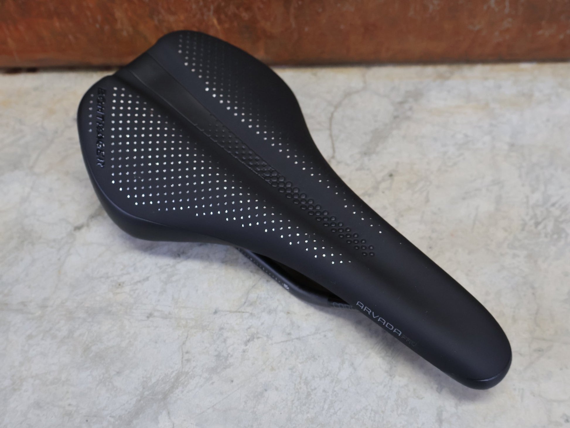 Sattel von Bontrager, BONTRAGER ARVADA PRO SATTEL SCHWARZ 270X138 MM vor USEDBIKES - OB.DE Hintergrund