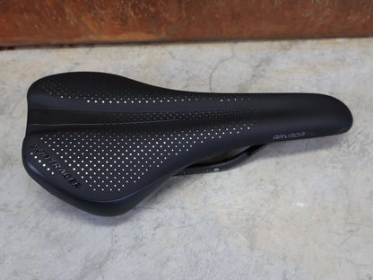 Sattel von Bontrager, BONTRAGER ARVADA PRO SATTEL SCHWARZ 270X138 MM vor USEDBIKES - OB.DE Hintergrund