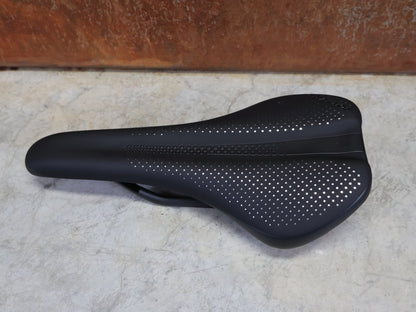 Sattel von Bontrager, BONTRAGER ARVADA PRO SATTEL SCHWARZ 270X138 MM vor USEDBIKES - OB.DE Hintergrund