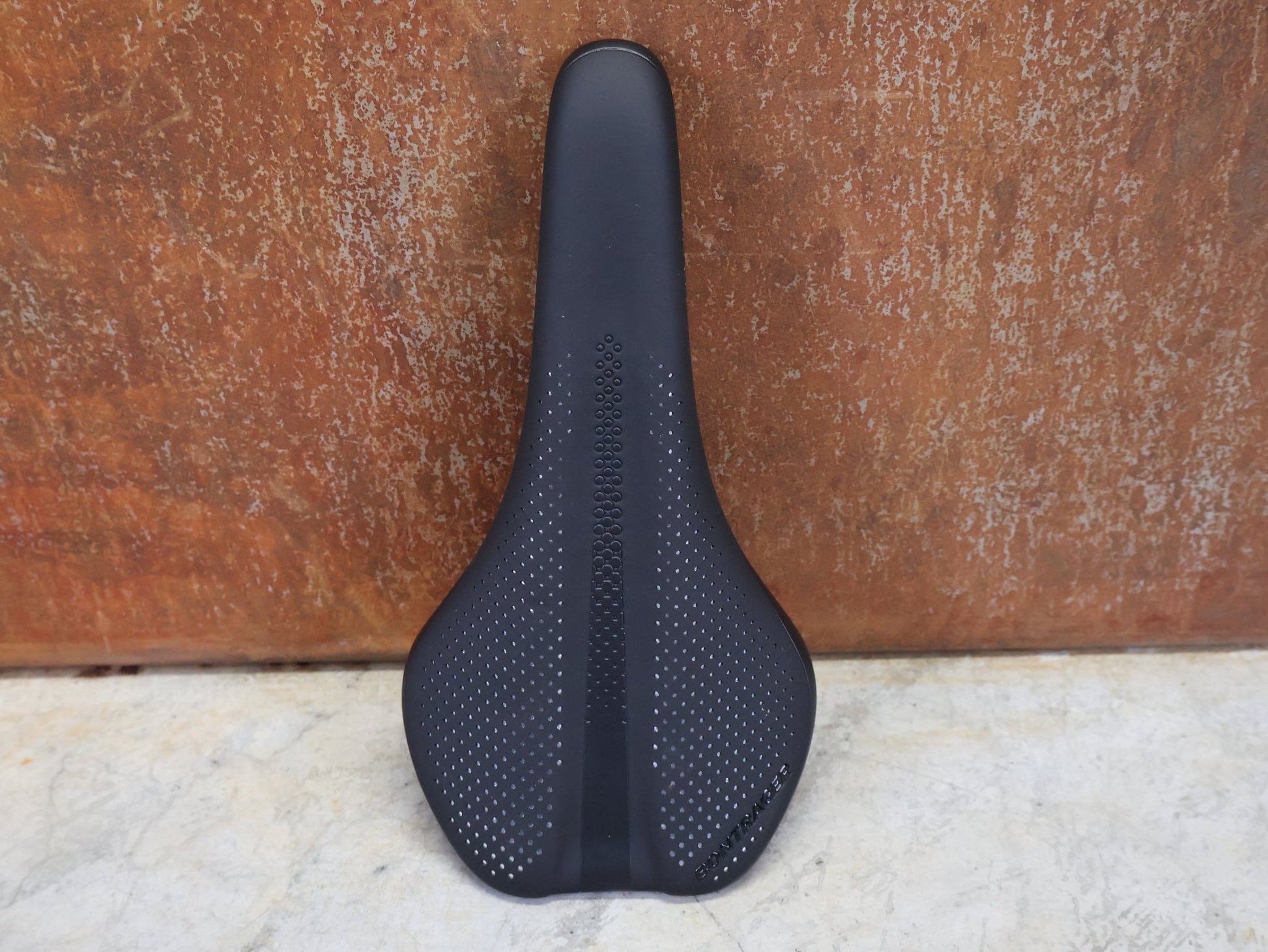 Sattel von Bontrager, BONTRAGER ARVADA PRO SATTEL SCHWARZ 270X138 MM vor USEDBIKES - OB.DE Hintergrund