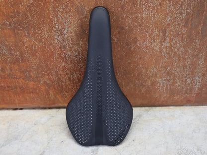 Sattel von Bontrager, BONTRAGER ARVADA PRO SATTEL SCHWARZ 270X138 MM vor USEDBIKES - OB.DE Hintergrund