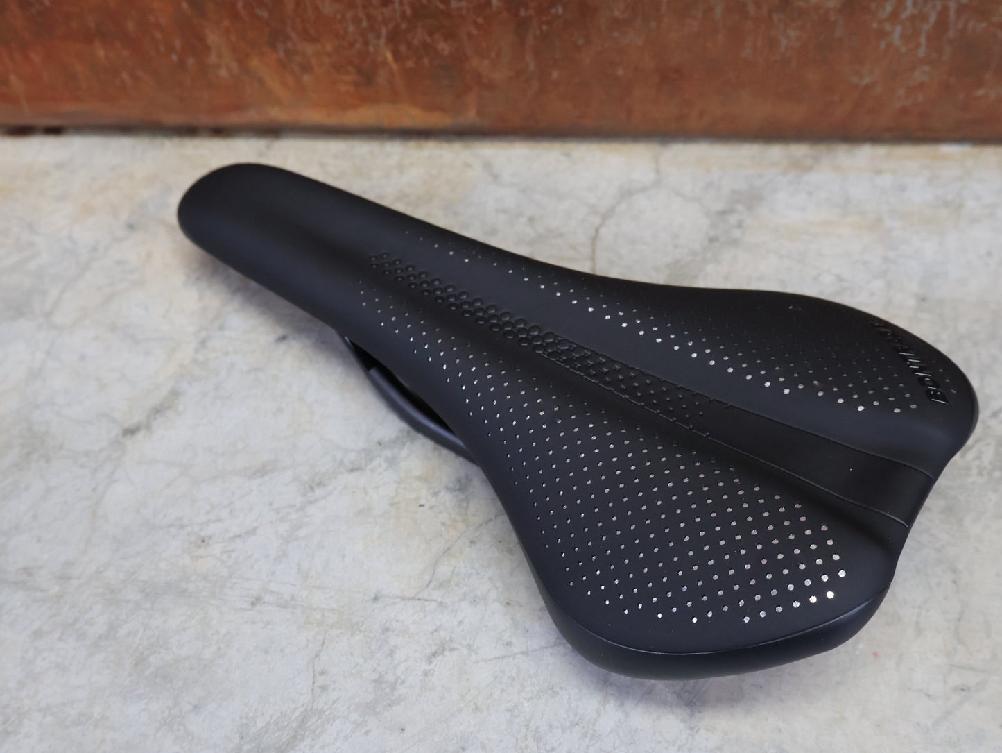 Sattel von Bontrager, BONTRAGER ARVADA PRO SATTEL SCHWARZ 270X138 MM vor USEDBIKES - OB.DE Hintergrund