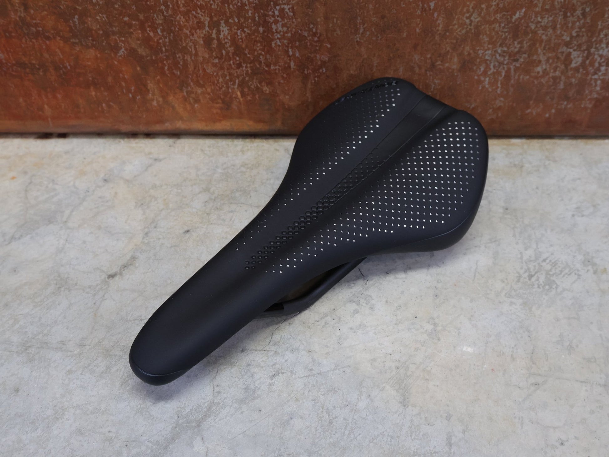Sattel von Bontrager, BONTRAGER ARVADA PRO SATTEL SCHWARZ 270X138 MM vor USEDBIKES - OB.DE Hintergrund